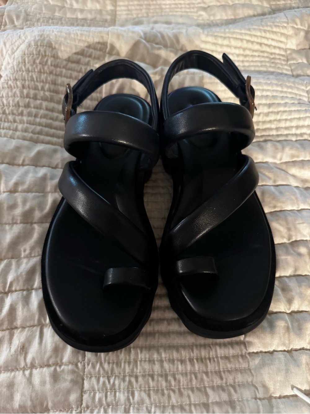VINCE. Authentic Classic Black leather Women's Strappy Toe-Loop Sandals